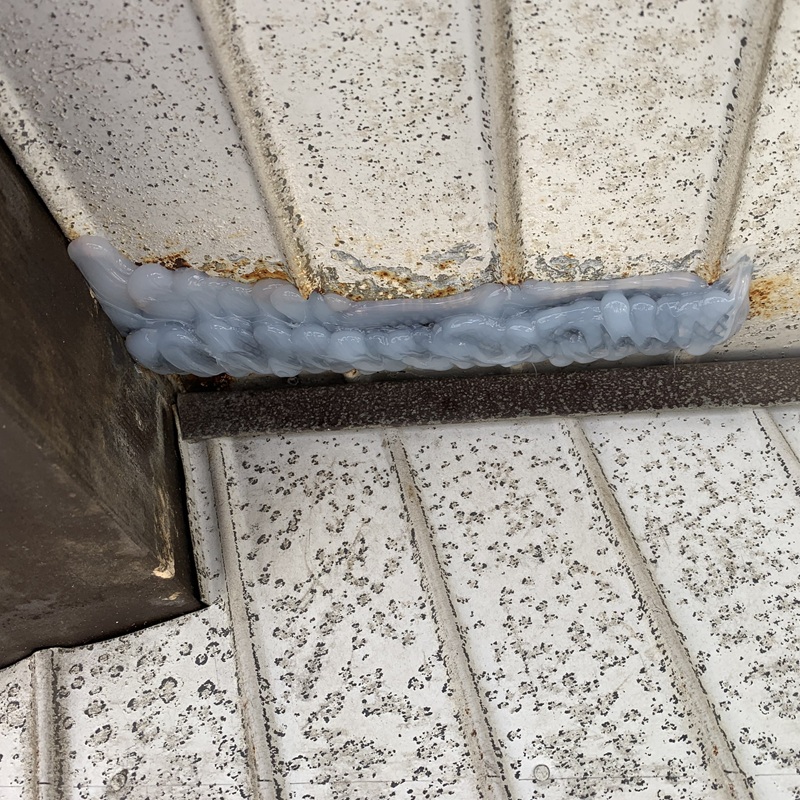 屋根の穴をふさいだ様子