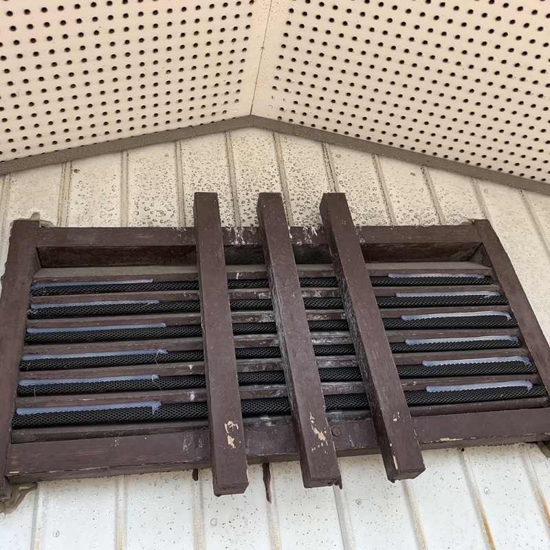 屋根裏通気口に金網を設置した様子