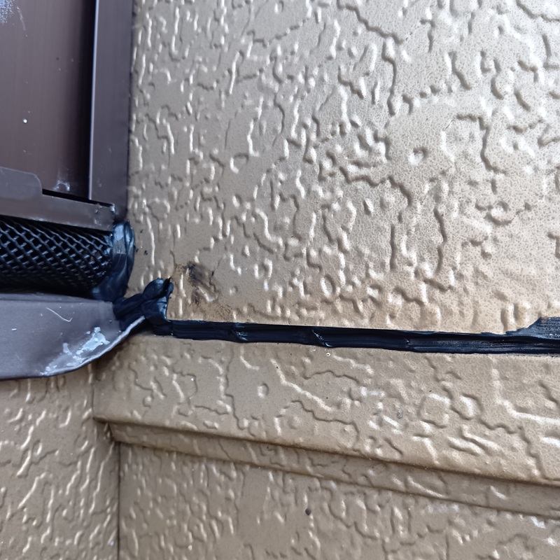 外壁のすき間をふさいだ様子