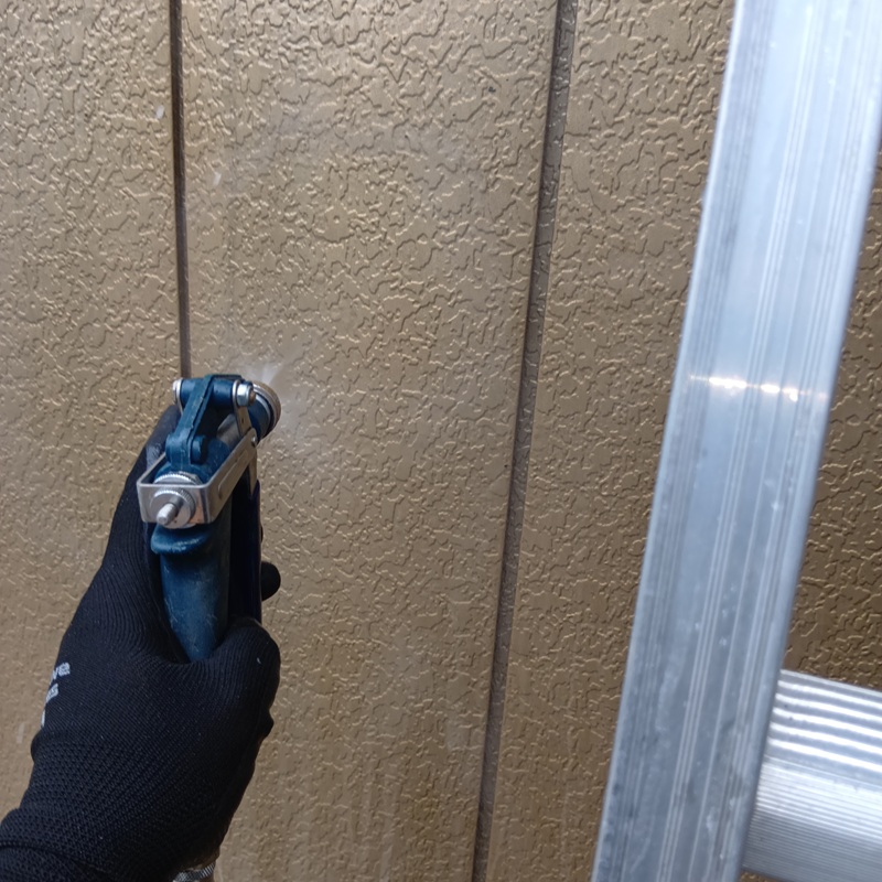 殺虫・消毒剤を散布する様子