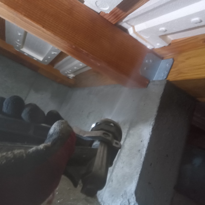 床下の木部に防蟻剤を散布する様子