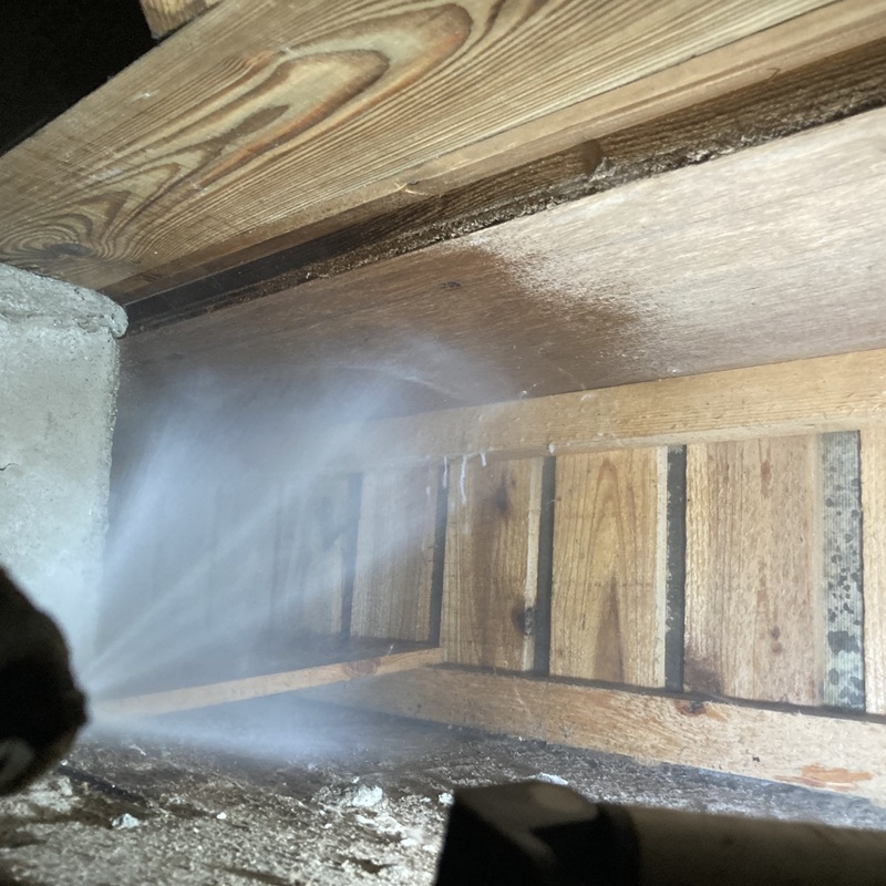 床下全体の木部に防蟻剤を散布する様子