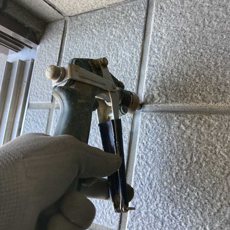 穿孔処理で防蟻剤を注入する様子