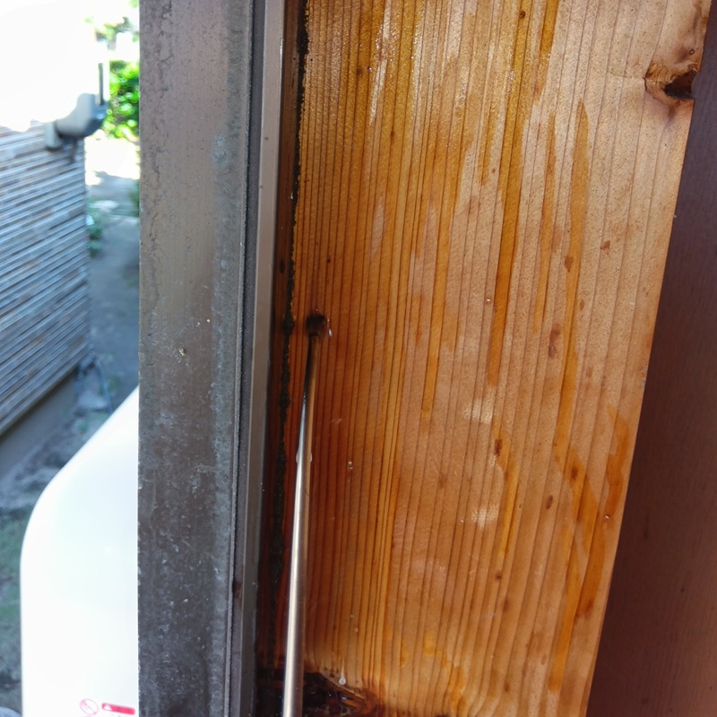 柱の木材にシロアリ駆除剤を注入する様子