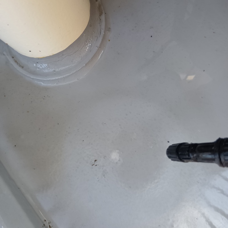 ベランダ床を清掃・除菌する様子