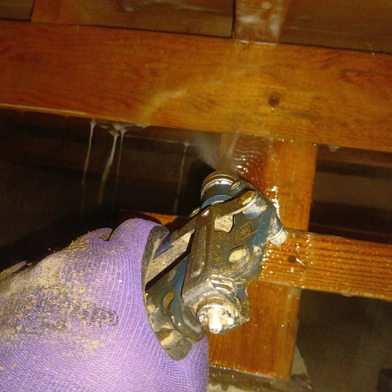 床下の木材に防蟻剤を散布