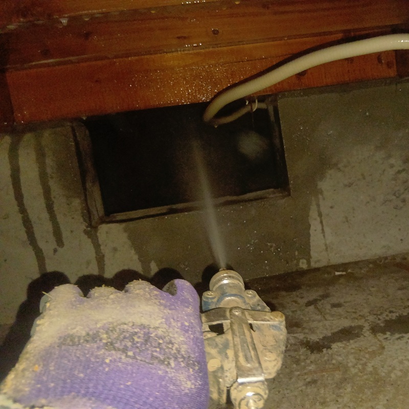 人が入れない床下空間に防蟻剤を散布