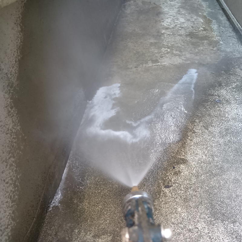 家の外周に防蟻剤を散布