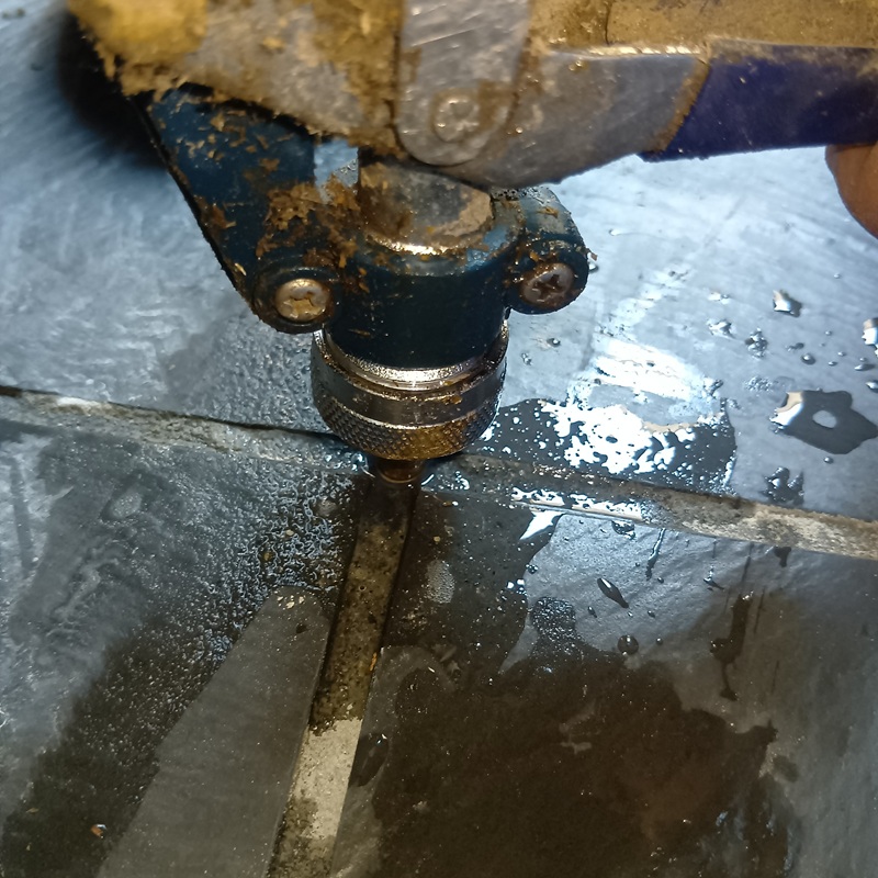 タイルの目地に穴を開けて防蟻剤を注入