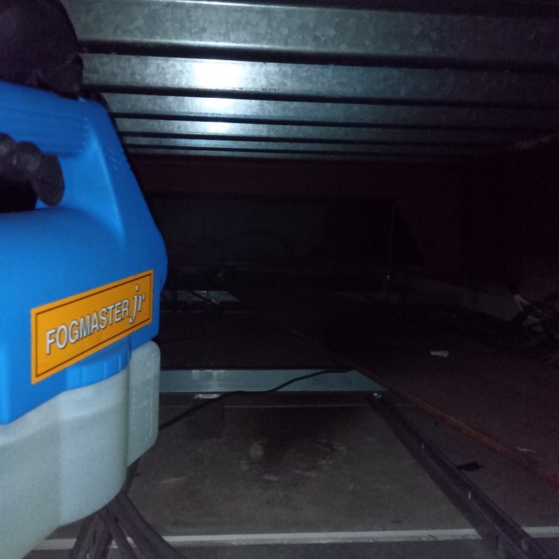 害虫駆除剤を散布している様子