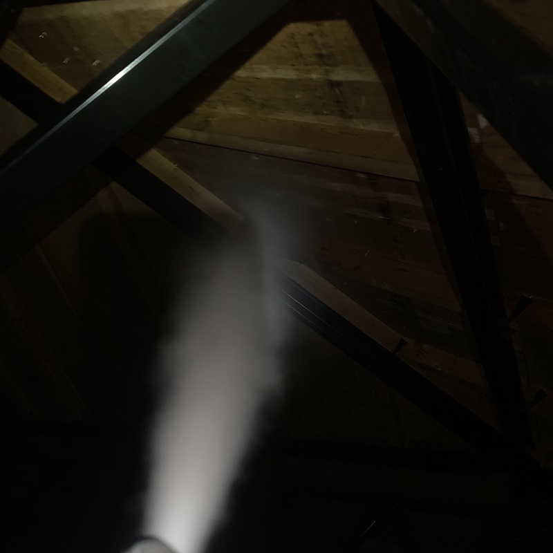 忌避剤を屋根裏に散布する様子