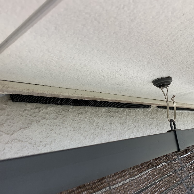 外壁のすき間に侵入防止ネットを設置