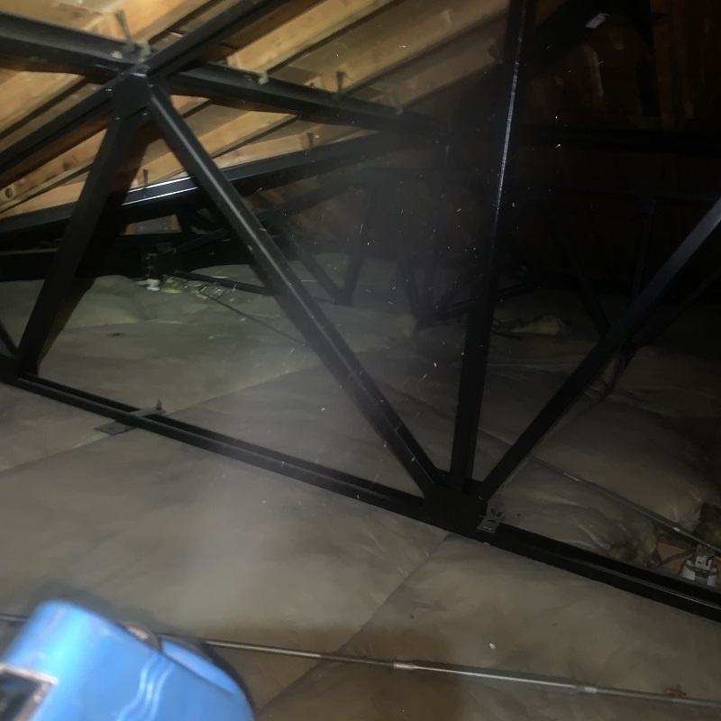 コウモリが住み着いていた屋根裏を除菌・消毒する様子