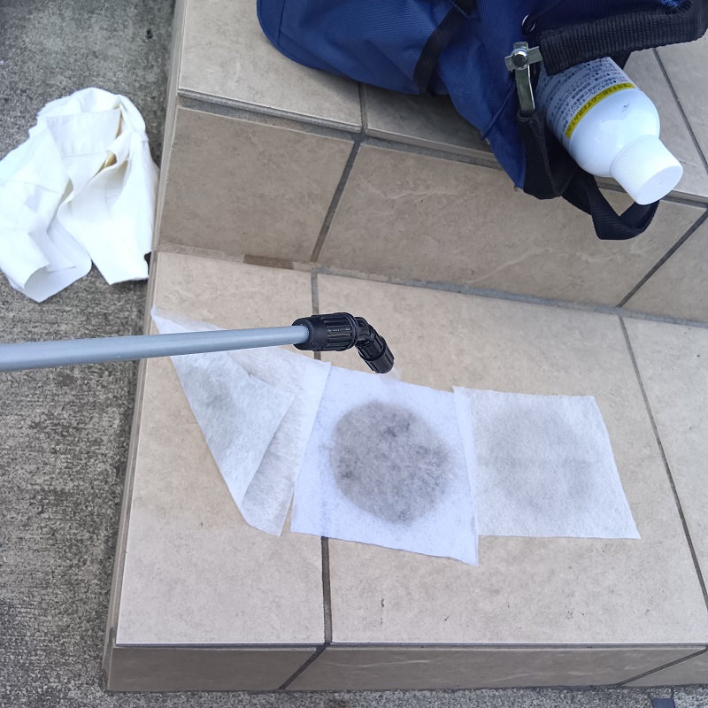 フンで汚れた換気扇フィルターを除菌・消臭する様子