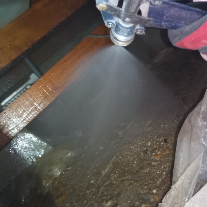 床下の地面に防蟻剤を散布する様子