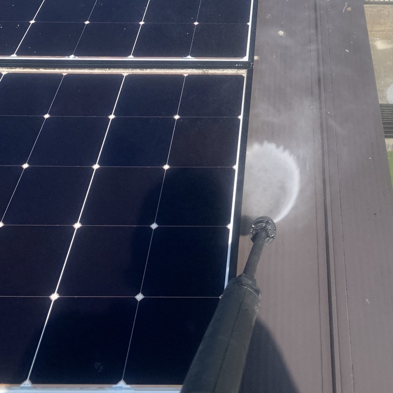 屋根を清掃する様子