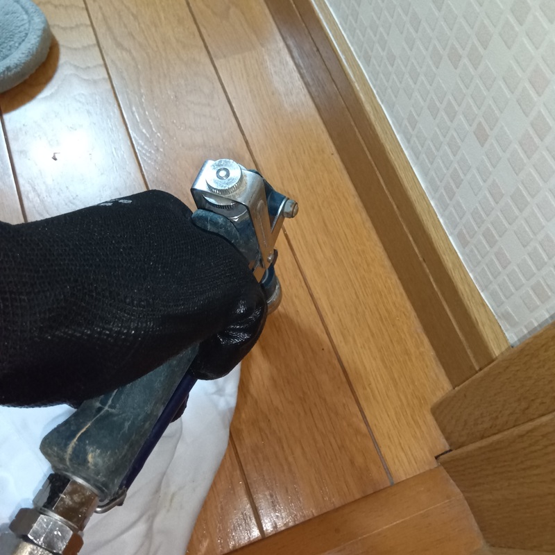 室内床に薬剤を注入する様子