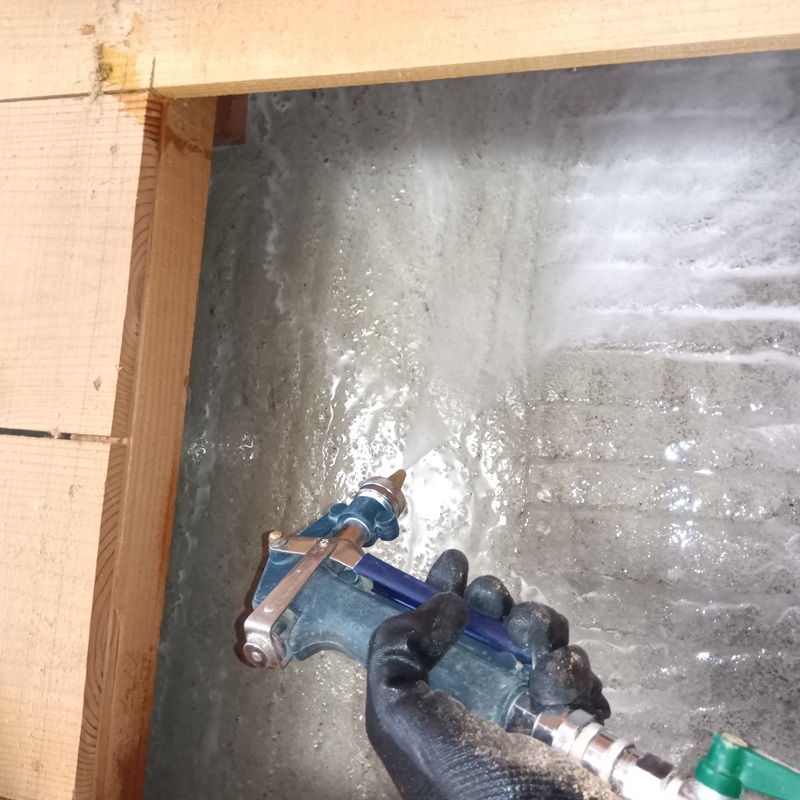 床下の地面に薬剤を散布する様子