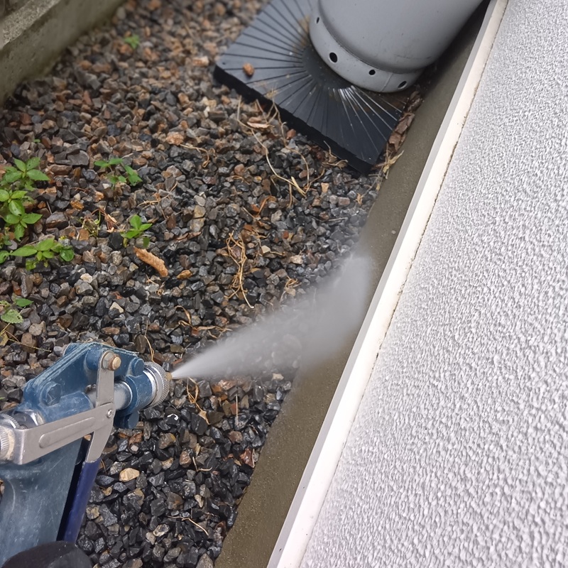 基礎の外周に薬剤を散布する様子