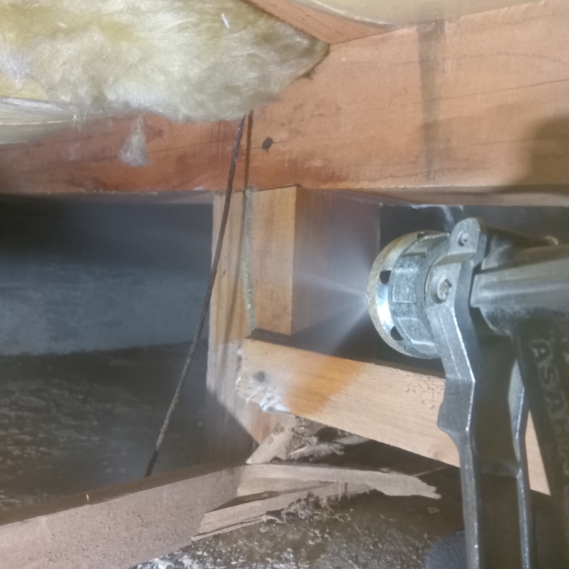 被害を受けた木部にシロアリ駆除剤を散布