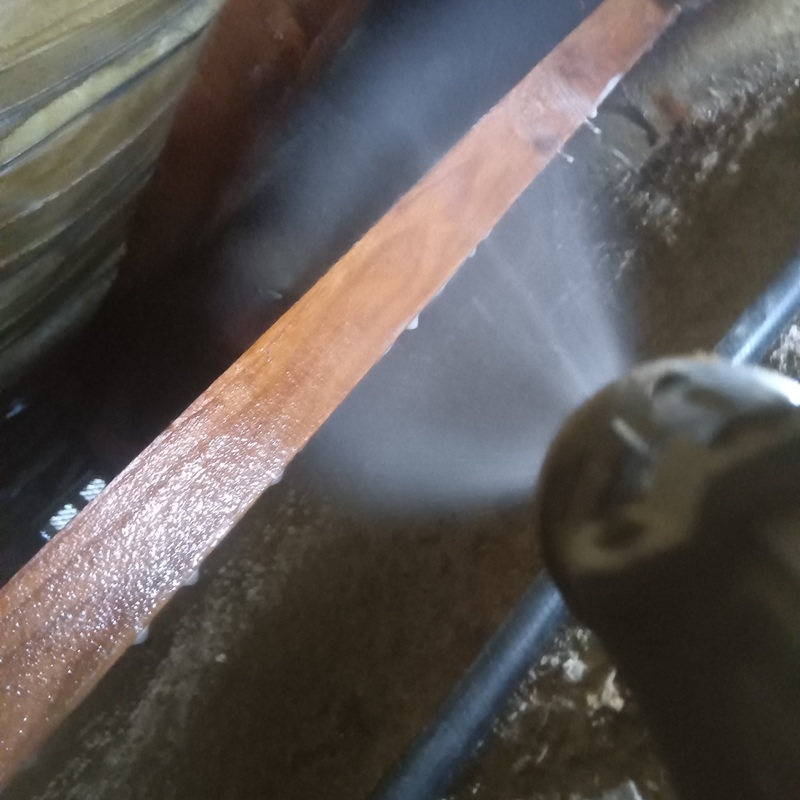 床下全体の木部に防蟻剤を散布