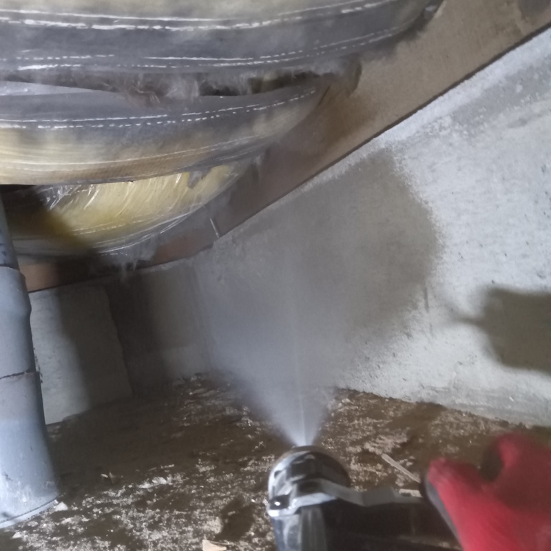 壁面や地面にも防蟻剤を散布