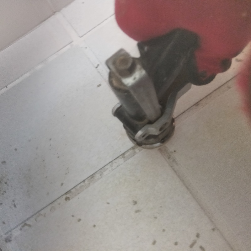 床に穴を開けて防蟻剤を注入