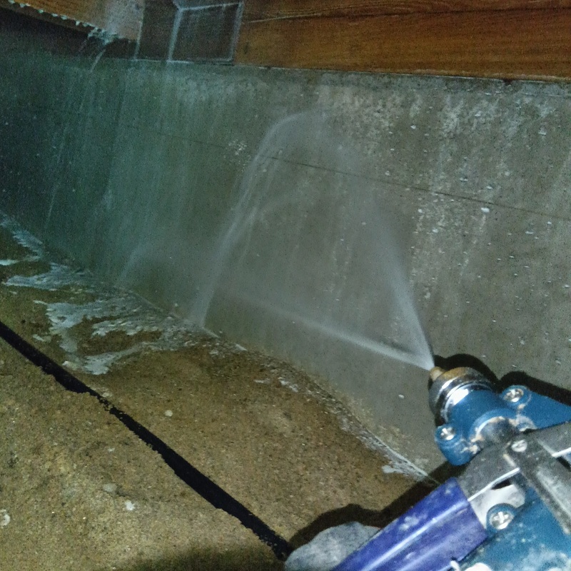 床下内の基礎部分や土壌にも防蟻剤を吹き付ける