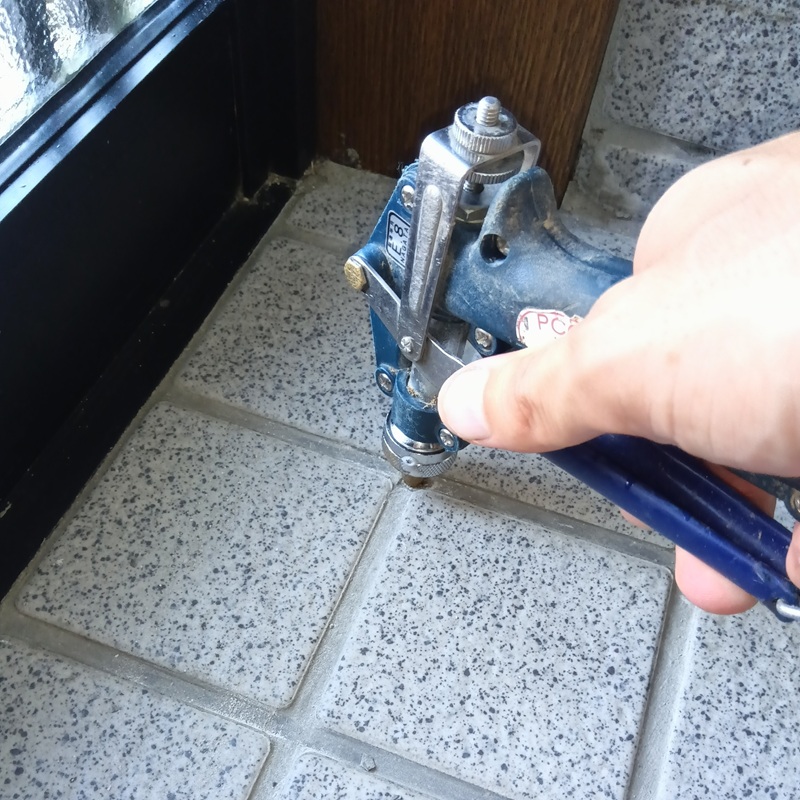 玄関床の穿孔処理