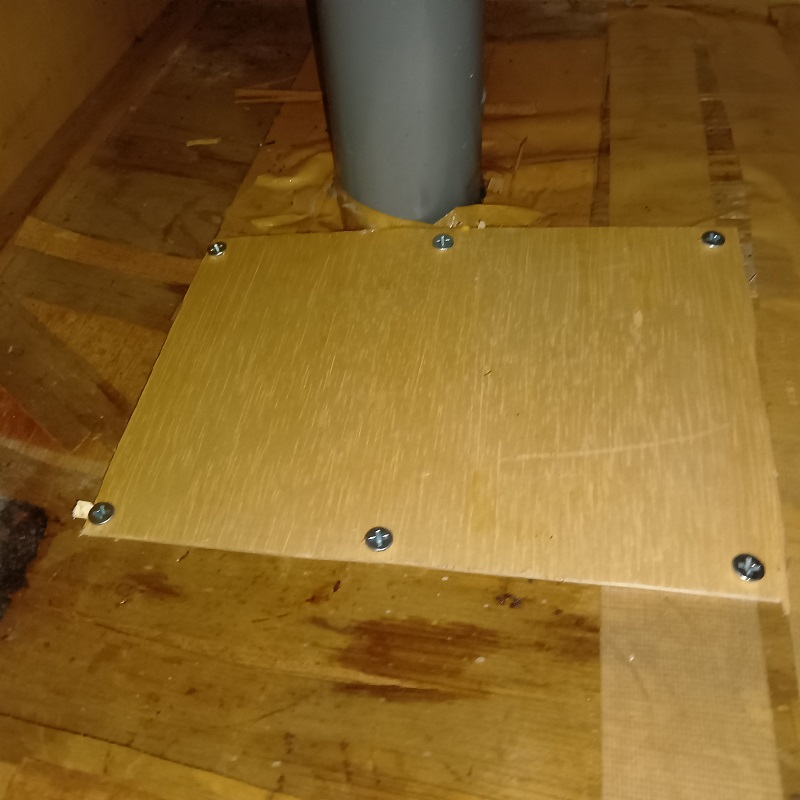 配管のすき間も埋めビス留め