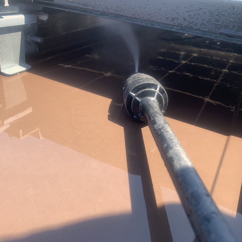 太陽光パネル下に除菌・消臭剤を散布する様子