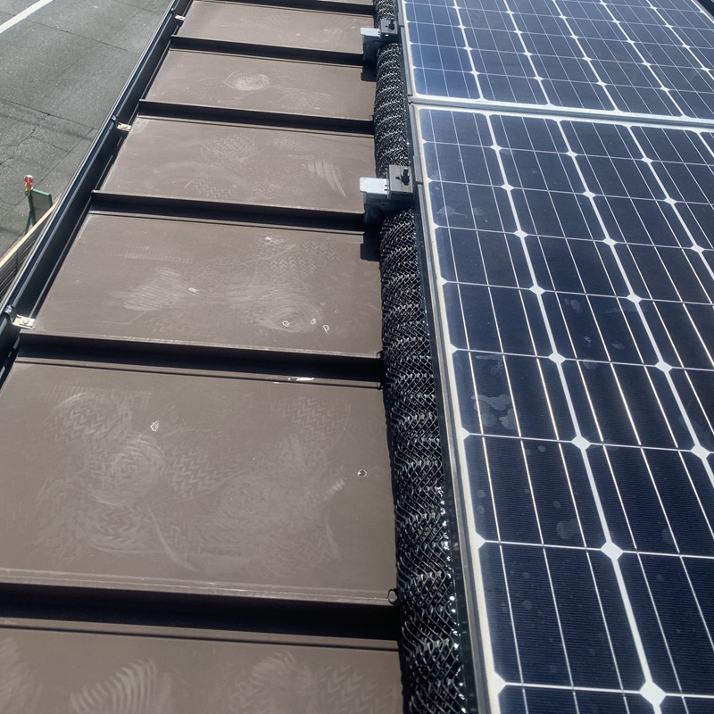 太陽光パネル下に防鳥ネットを設置した様子