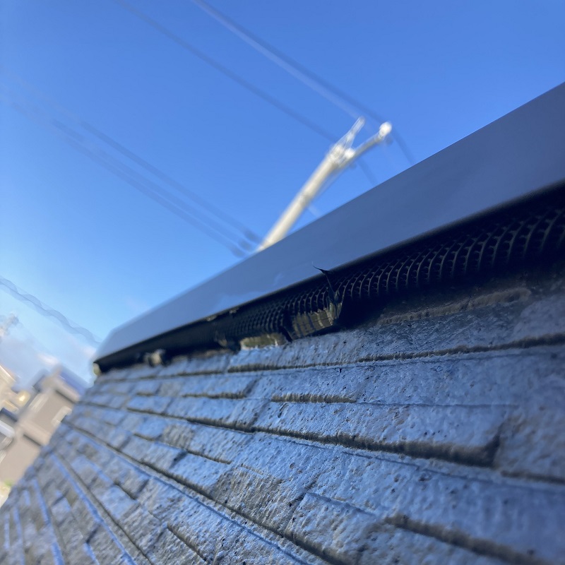 屋根のすき間を封鎖した様子