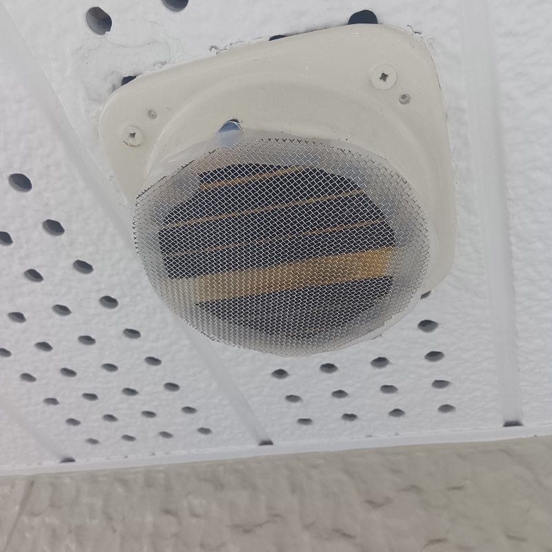 換気扇をネットで封鎖した様子