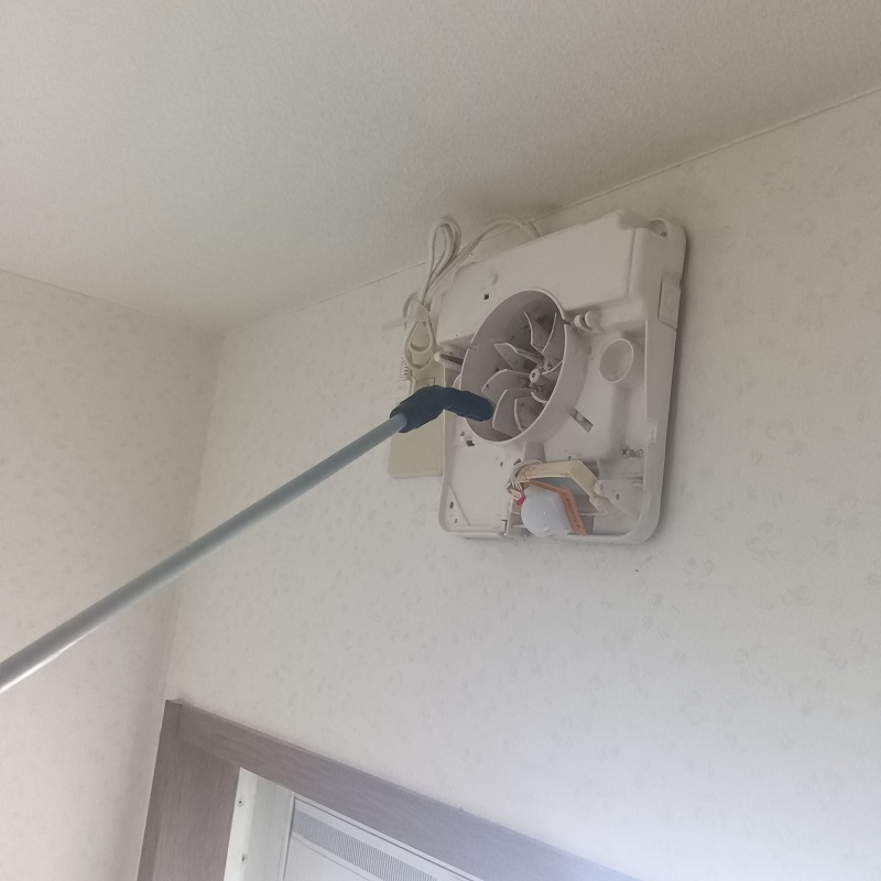 換気扇内を除菌している様子