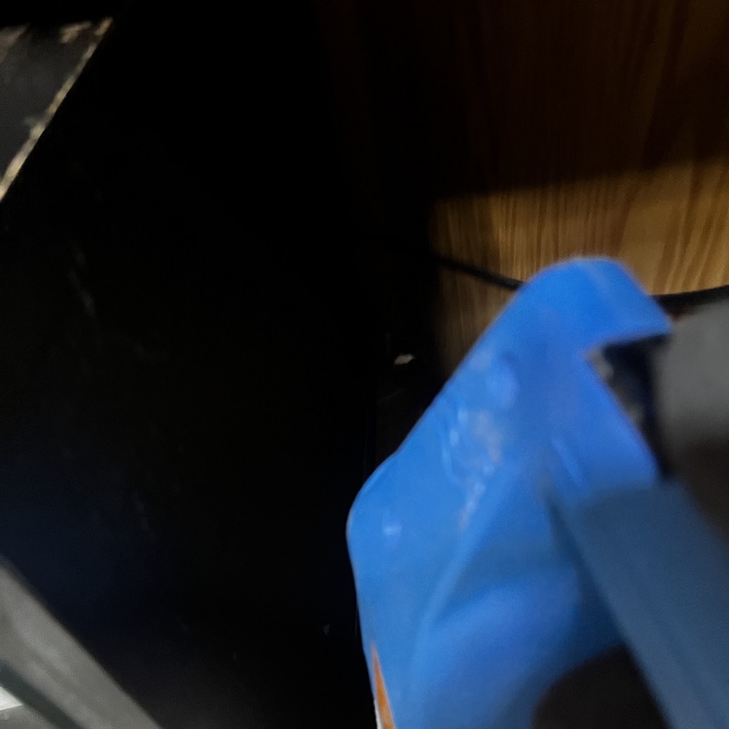 室内を清掃・除菌する様子