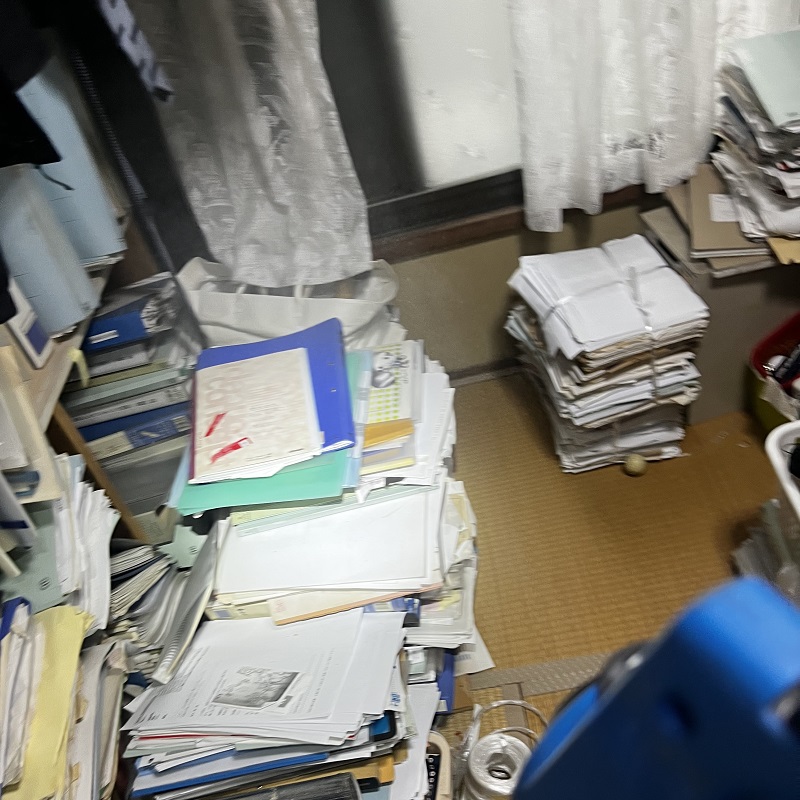 室内を清掃・除菌する様子