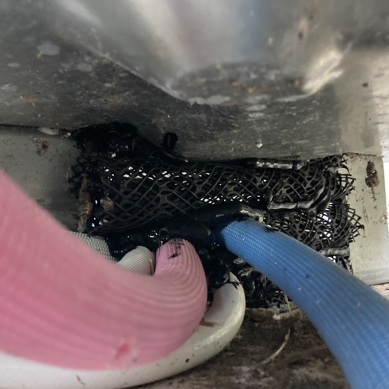 エコキュートへの侵入口を封鎖した様子