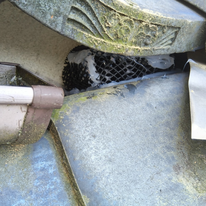 屋根のすき間を封鎖