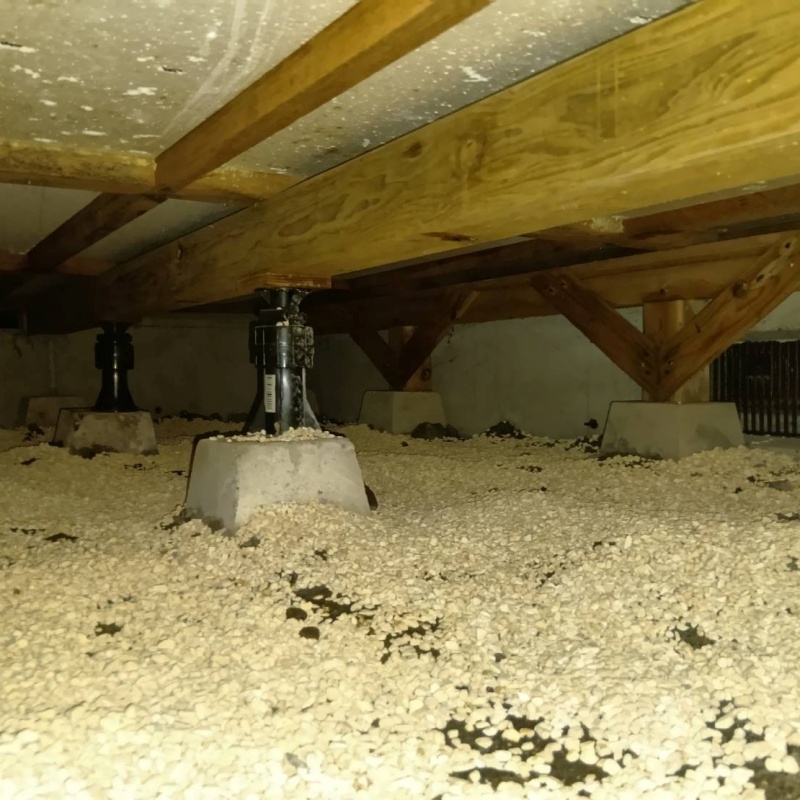 床下に調湿剤を敷き詰めた様子