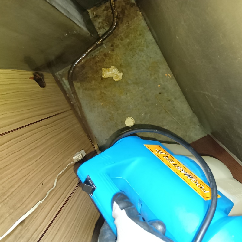 床に噴霧器で薬剤を散布