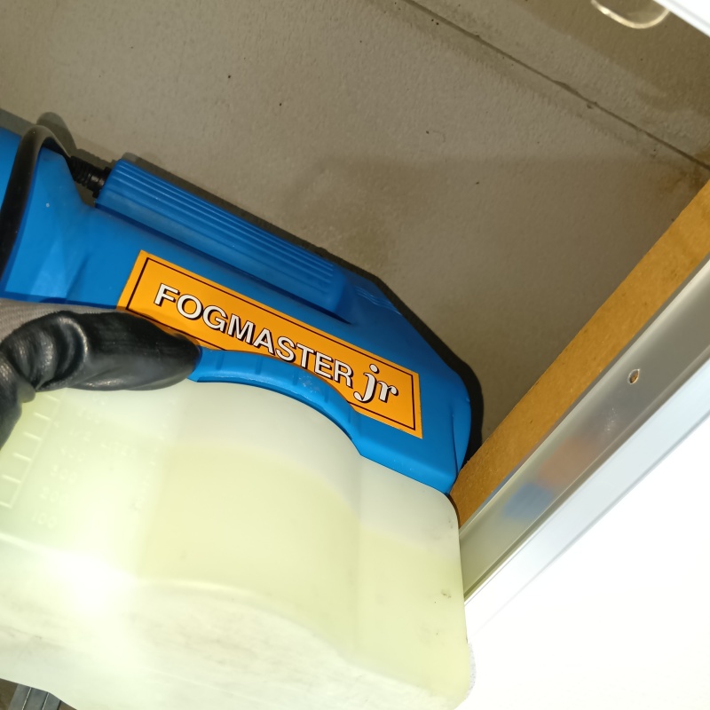 天井裏に噴霧器で薬剤を散布