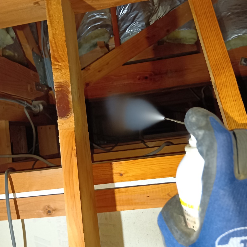 忌避スプレーを散布