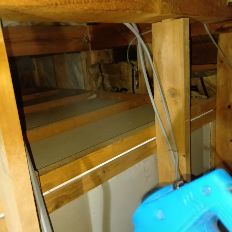 天井裏に噴霧器で薬剤を散布