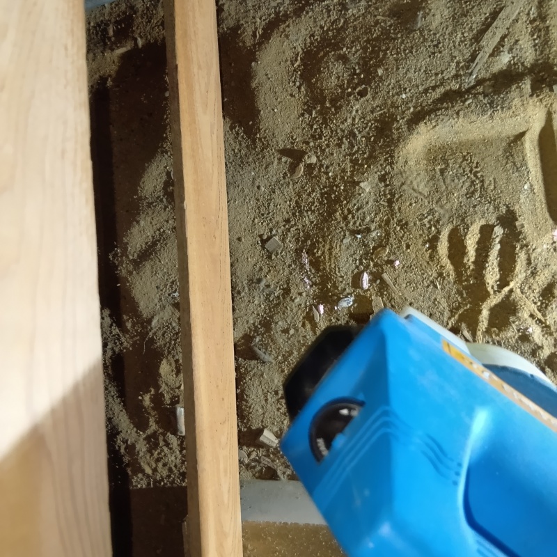 床下に噴霧器で薬剤を散布