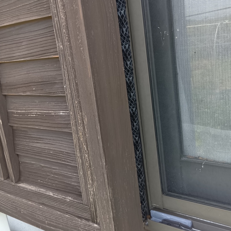 サッシと雨戸のすき間を封鎖