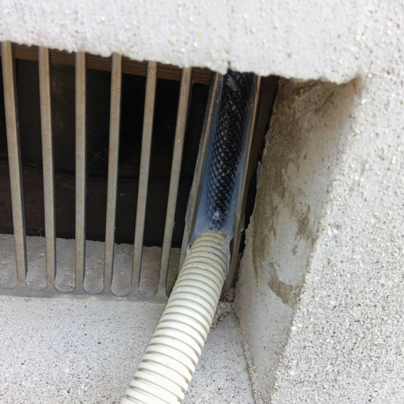 床下換気口のすき間を封鎖