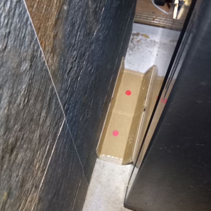 壁とのすき間に粘着シートを設置