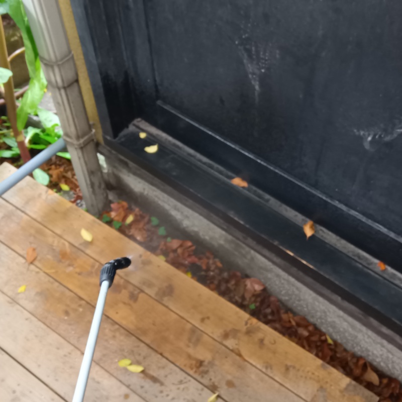 ウッドデッキに殺虫剤を散布