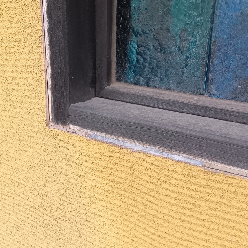 窓枠と壁のすき間を封鎖